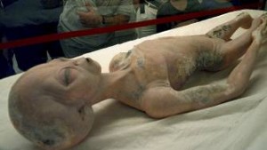 Besøkende ved UFO-museet i Roswell kan se på denne romvesen-modellen.