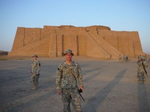 amerikanske soldater som står vakt utenfor en Ziggurat-bygning fra oldtiden i Ur i Irak.