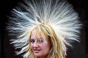 Statisk elektrisitet kan få håret til å reise seg på hodet.