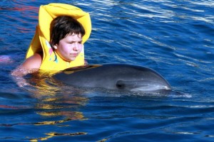 Mange autister opplever forbedring i sin tilstand og blir mer åpen etter å ha vært med delfiner.