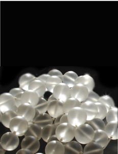 Hvite perler representerer visdom fra havet. Perlene står for "mare"/mors kjærlighet.
